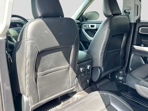 Used 2022 Ford Explorer XLT w/ Equipment Group 202A AWD/4WD image 17