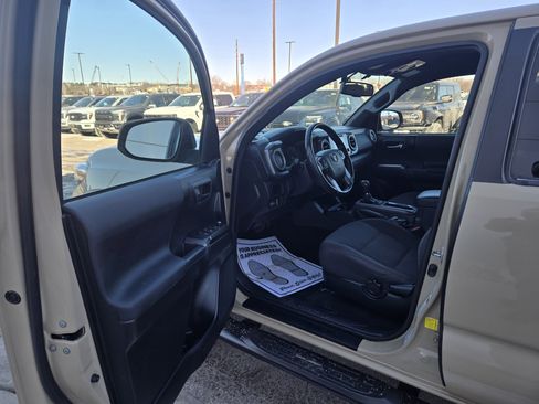 Used 2016 Toyota Tacoma TRD Off-Road w/ Towing Package image 11