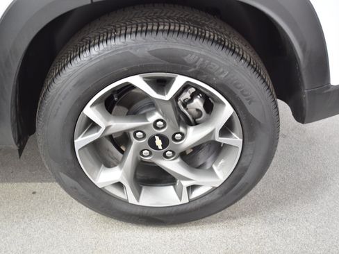 Used 2025 Chevrolet Trax LT w/ LT Convenience Package FWD image 34
