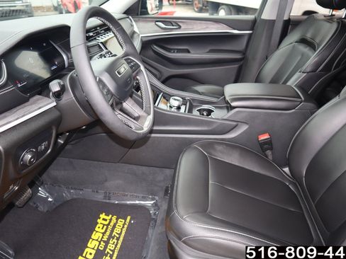 Used 2024 Jeep Grand Cherokee Limited w/ Black Appearance Package image 20