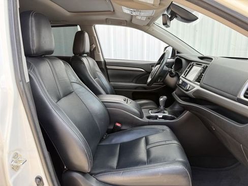 Used 2017 Toyota Highlander SE w/ Carpet Mat Package image 29