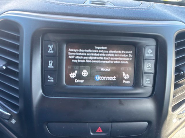 Used 2018 Jeep Cherokee Latitude w/ Cold Weather Group FWD image 9