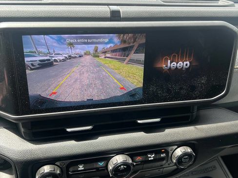 Used 2025 Jeep Gladiator Sport AWD/4WD image 14