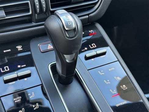 Used 2024 Porsche Macan image 26