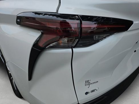 Used 2025 Toyota Sienna XLE FWD image 20