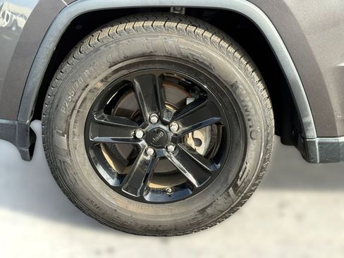 Used 2019 Jeep Grand Cherokee Laredo w/ Laredo X Package image 12