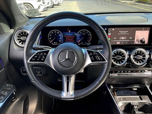 Used 2025 Mercedes-Benz GLB 250 4MATIC image 5