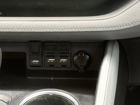 Used 2021 Toyota Highlander LE FWD image 6