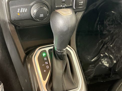 Used 2022 Jeep Renegade Latitude AWD/4WD image 17