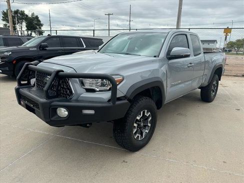 Used 2018 Toyota Tacoma TRD Sport image 3