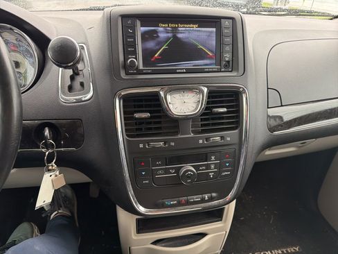 Used 2014 Chrysler Town & Country Touring image 11