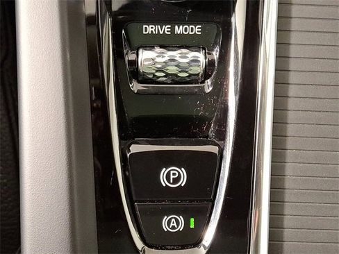 Used 2019 Volvo XC60 T6 Momentum w/ Multimedia Package image 24