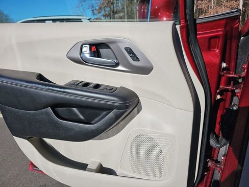 Used 2021 Chrysler Pacifica Touring-L image 33