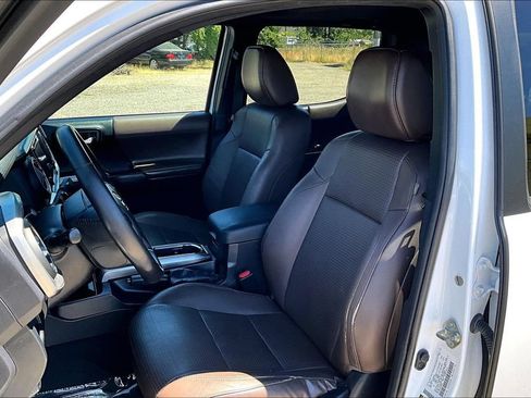 Used 2016 Toyota Tacoma Limited w/ Towing Package AWD/4WD image 9