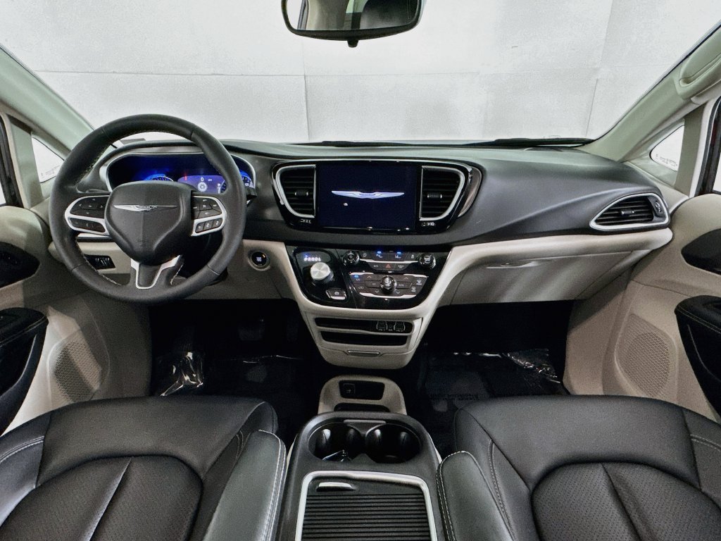 Used 2024 Chrysler Pacifica Touring-L FWD image 29