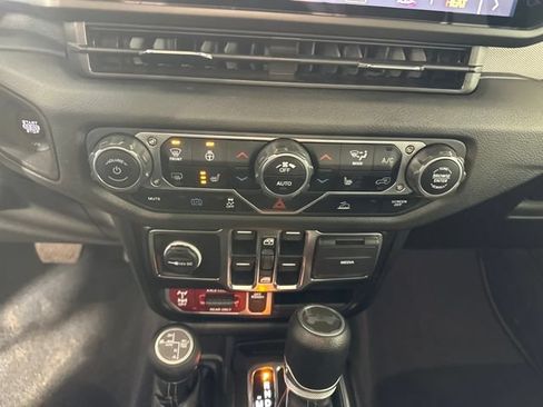 Used 2024 Jeep Wrangler Unlimited AWD/4WD image 23