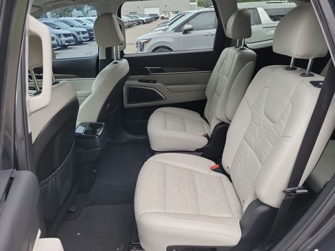 Certified 2022 Kia Telluride SX w/ SX Prestige Package AWD/4WD image 16