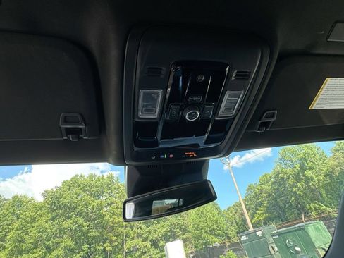 Used 2025 Cadillac Escalade ESV Luxury RWD image 19