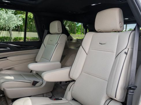 Used 2023 Cadillac Escalade Premium Luxury w/ Performance Package AWD/4WD image 23