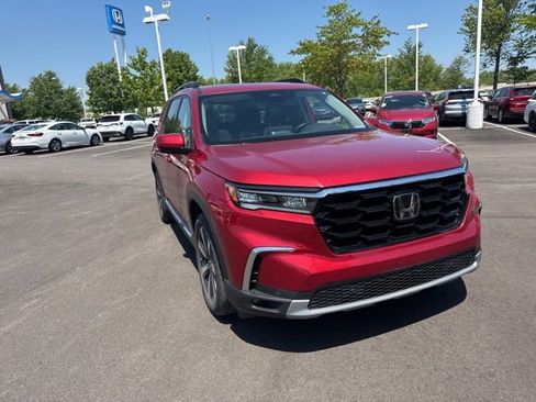 Used 2025 Honda Pilot Touring image 4