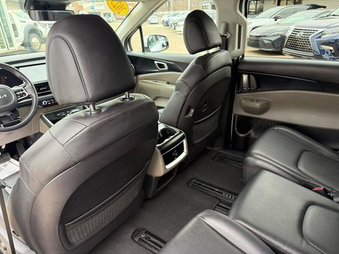 Used 2025 Kia Carnival image 15
