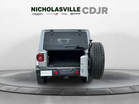 Used 2018 Jeep Wrangler Unlimited Sahara w/ LED Lighting Group AWD/4WD image 20