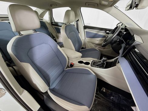 Certified 2025 Volkswagen Jetta SE w/ Sunroof Package image 25