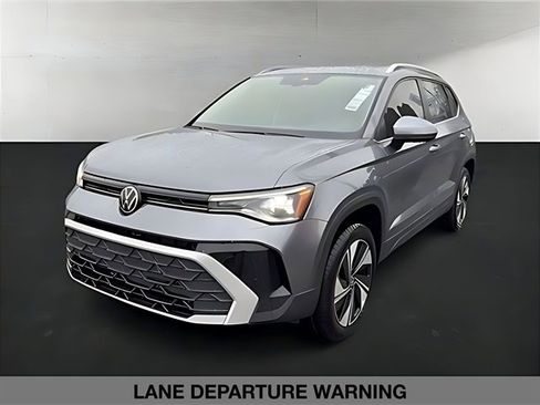 Used 2025 Volkswagen Taos SE w/ Panoramic Sunroof Package image 7