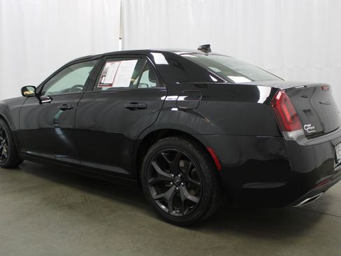 Used 2022 Chrysler 300 Touring w/ Sport Appearance Package RWD image 8