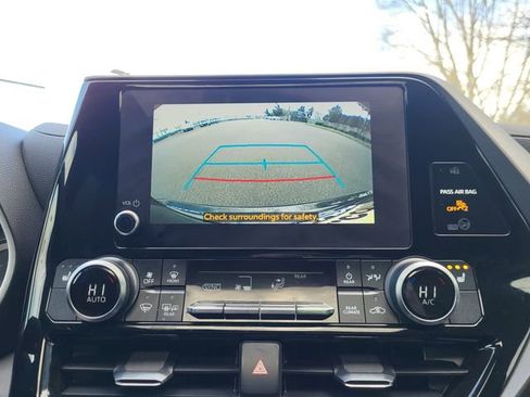 Used 2023 Toyota Highlander XLE FWD image 18