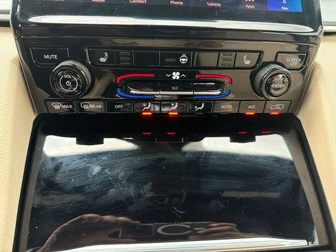 Used 2025 Jeep Grand Cherokee L Limited w/ Trailer Tow Package AWD/4WD image 31