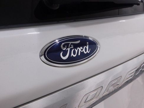 Used 2022 Ford Explorer XLT w/ Equipment Group 202A image 5