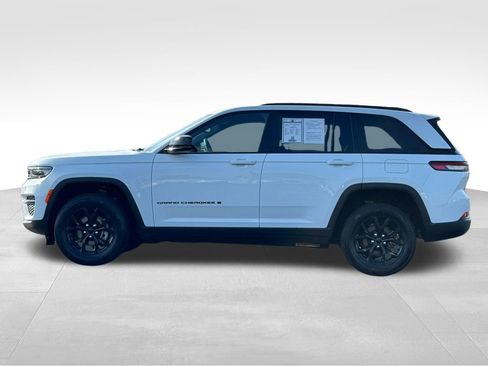 Used 2024 Jeep Grand Cherokee Altitude AWD/4WD image 4