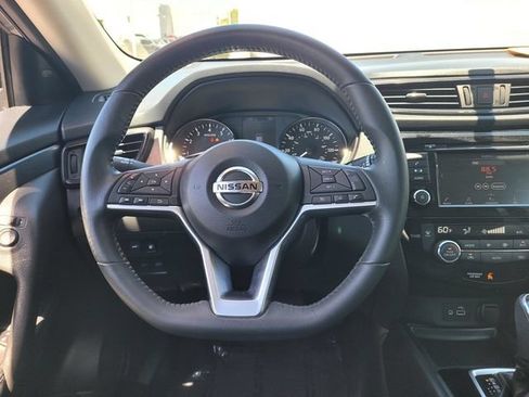 Used 2018 Nissan Rogue SV FWD image 15