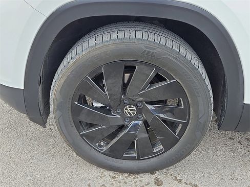 Used 2024 Volkswagen Atlas Cross Sport SE image 13