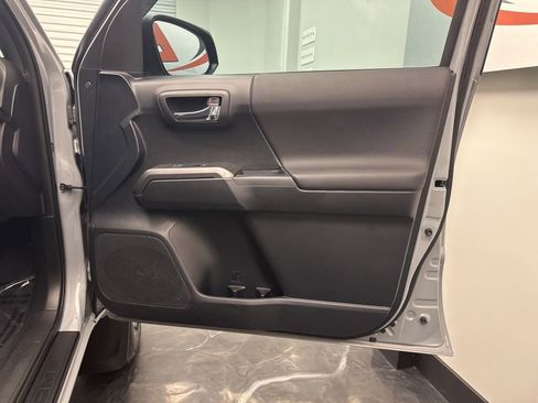 Used 2018 Toyota Tacoma TRD Sport w/ Technology Package image 10