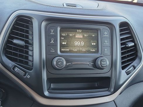 Used 2018 Jeep Cherokee Latitude image 16