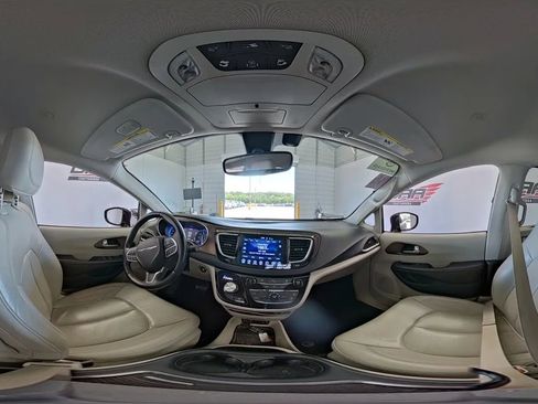 Used 2017 Chrysler Pacifica Touring-L Plus FWD image 4