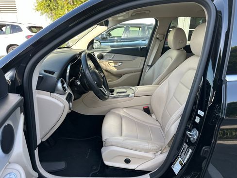 Used 2021 Mercedes-Benz GLC 300 image 2