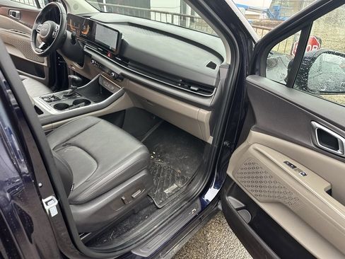 Used 2025 Kia Carnival EX image 8