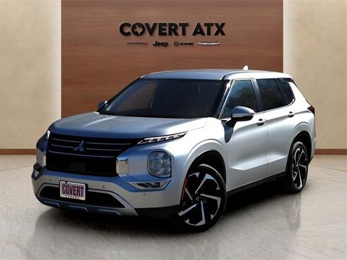 Used 2024 Mitsubishi Outlander SE image 1