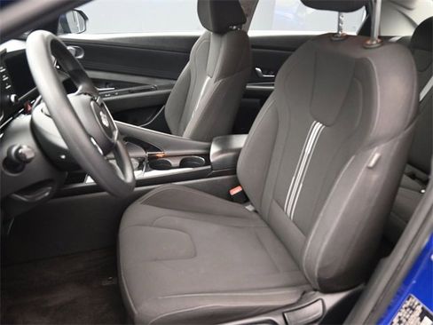 Used 2023 Hyundai Elantra Blue image 2