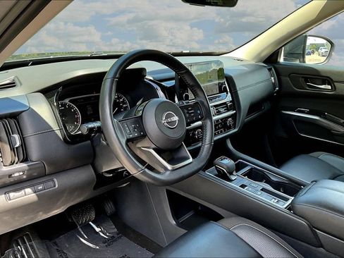 Used 2025 Nissan Pathfinder SL FWD image 19