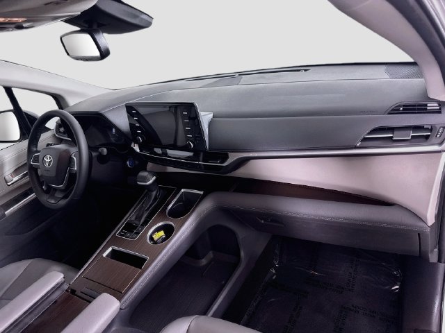 Certified 2021 Toyota Sienna XLE FWD image 32