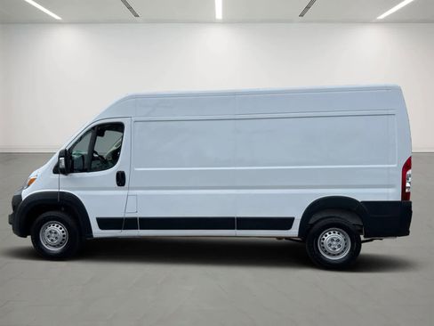 Used 2025 RAM ProMaster 2500 w/ Convenience Group FWD image 3