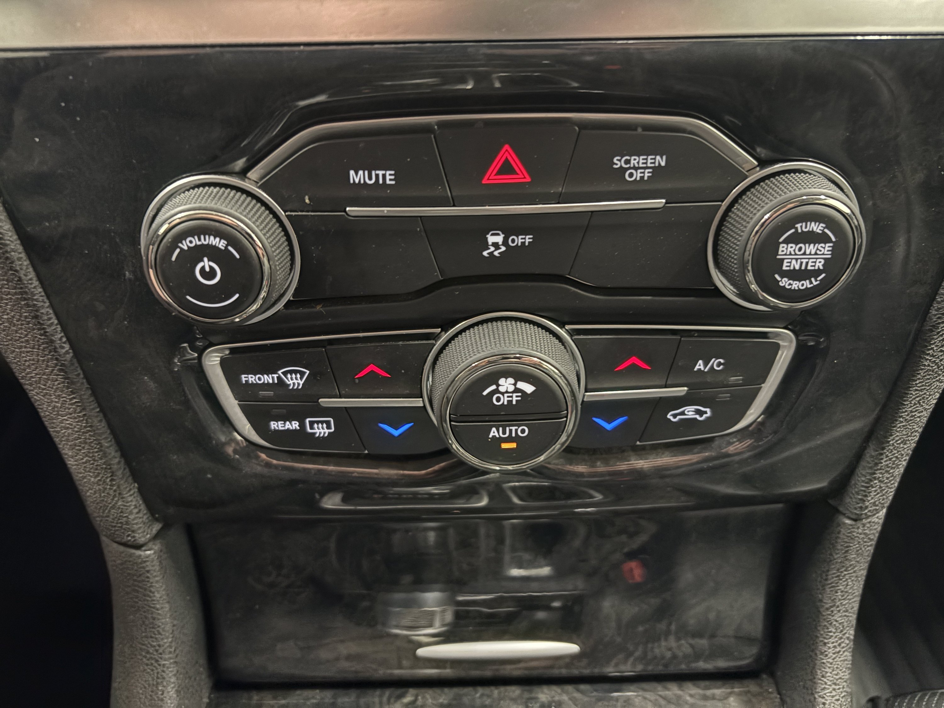 Used 2018 Chrysler 300 Limited AWD/4WD image 15