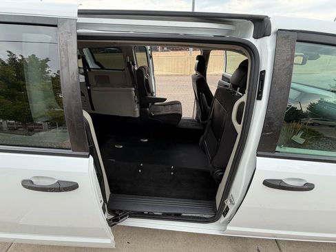 Used 2019 Dodge Grand Caravan SE FWD image 14
