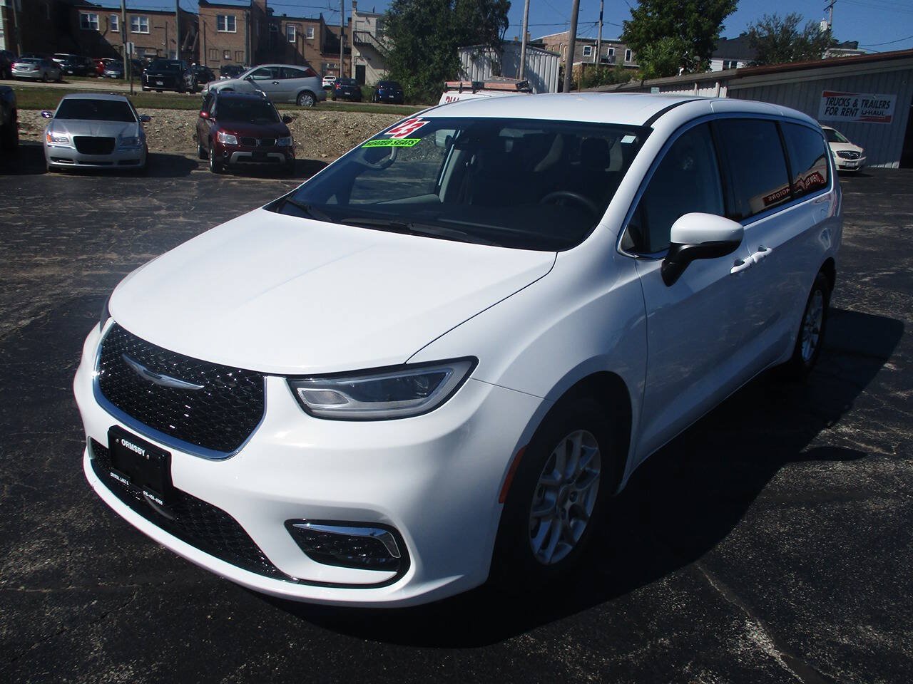 Used 2023 Chrysler Pacifica Touring-L FWD image 1