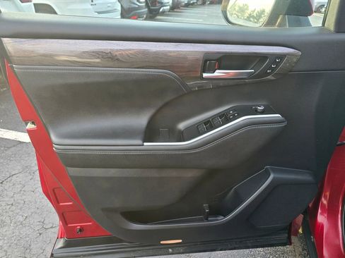 Used 2023 Toyota Highlander Limited image 17