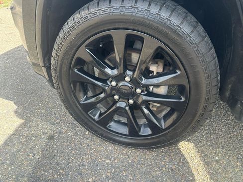 Used 2018 Jeep Grand Cherokee Altitude image 16